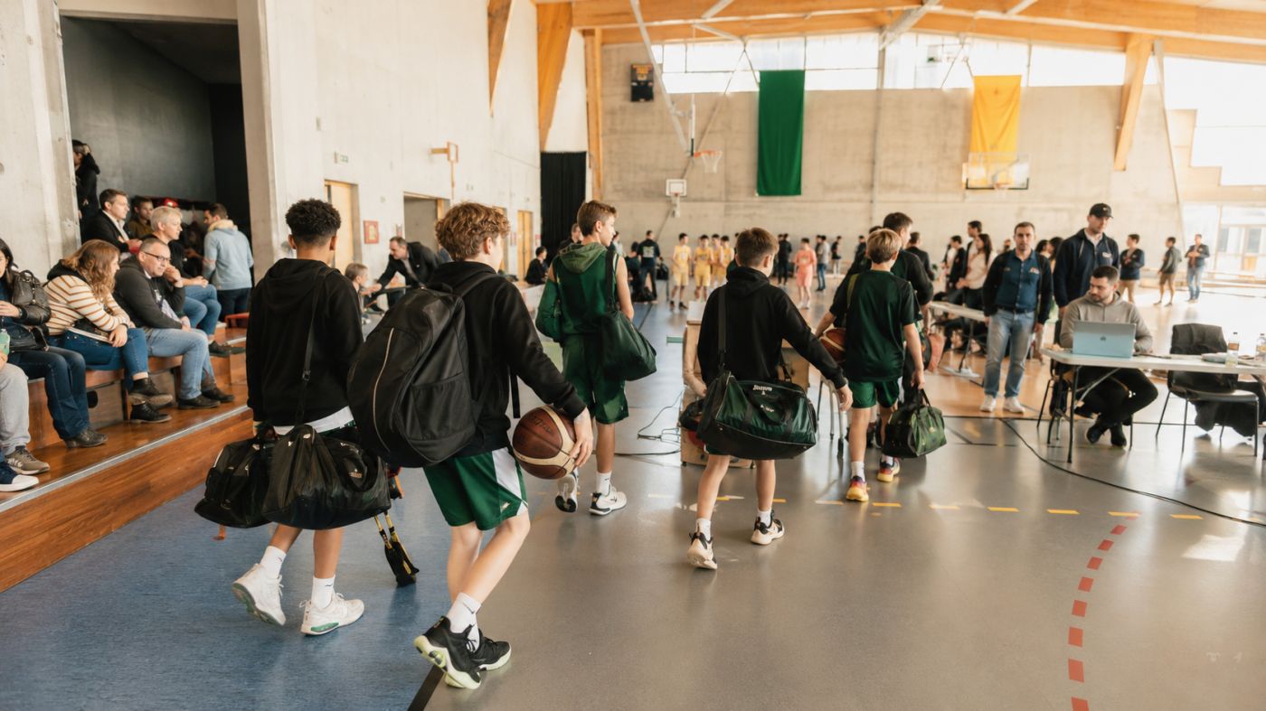 Jeunes sportifs arrivant à un tournoi en salle