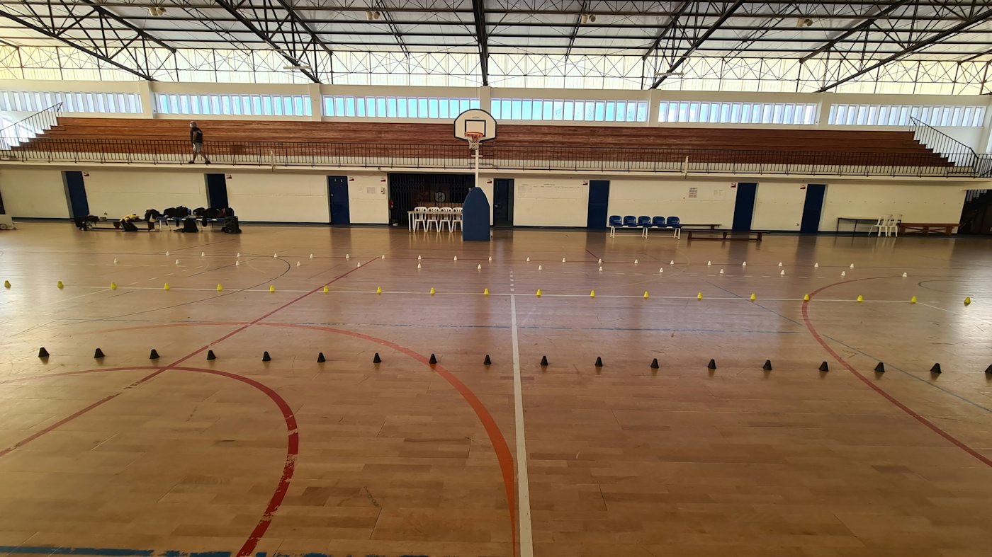 Gymnase municipal moderne et lumineux